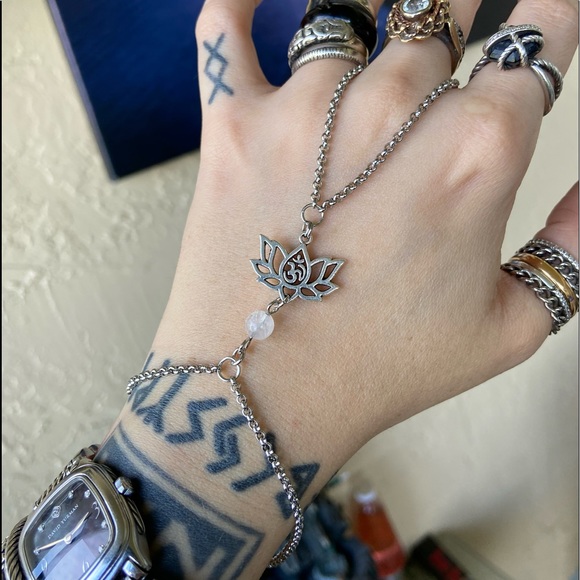 Hand piece lotus flower om sign quartz bracelet - Picture 10 of 15